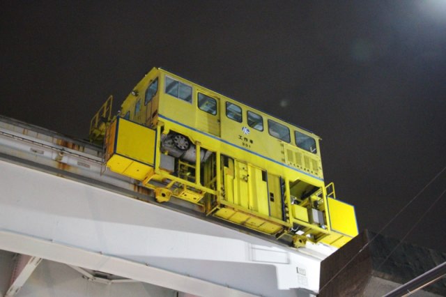 monorail maintenance vehicle