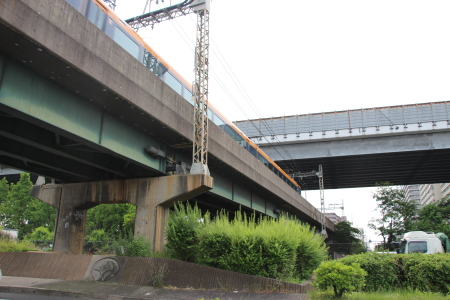 近鉄奈良線旧高架部分を下から見上げる