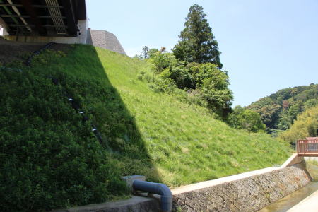 岩阪橋梁部下面彩都西駅側