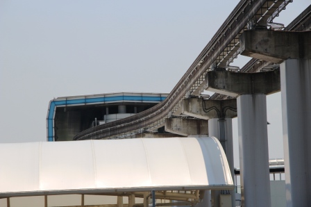 大阪モノレールP1支柱下部より大阪空港駅を見る