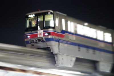 大阪モノレール 千里中央駅を出発