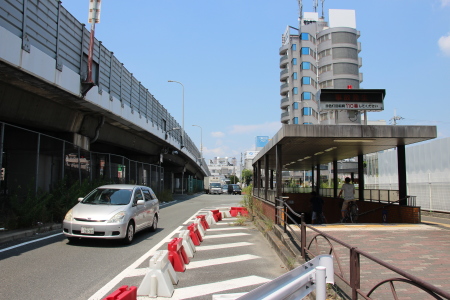 大阪モノレール門真市駅末端部分を交差点より見る