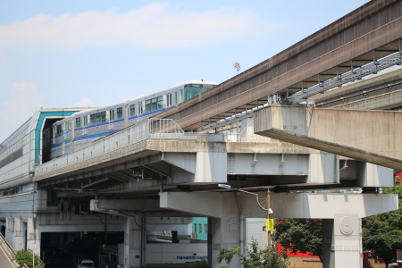 大阪モノレール大阪空港行き車両が門真市駅に入線する
