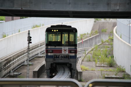 入れ替え線で待機するモノレール車両