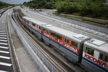 彩都西駅先で方向転換するモノレール車両