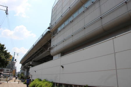 大阪モノレール延伸起点駅の門真市駅側面外観