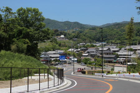 佐保道路を下る。モノレール延伸ルートは写真より右折。