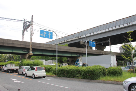 荒本駅側より撮影したモノレール用地とされる緑地帯