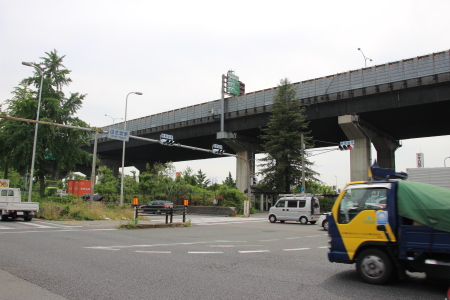 瓜生堂東交差点全景