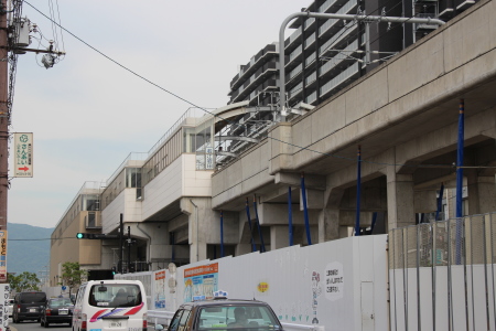 若江岩田駅を見上げる