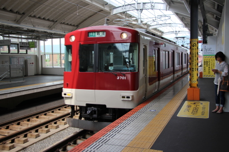 若江岩田駅に到着する近鉄車両