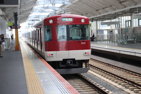 若江岩田駅を出発する近鉄車両