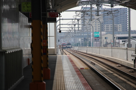 若江岩田駅ホームより瓜生堂駅と高架線の交点をみる。