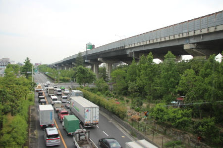 瓜生堂駅および緑地帯を近鉄車両より撮影