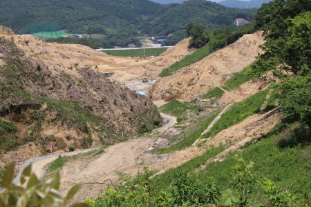 114号線より大阪モノレール山手台車庫を見る。