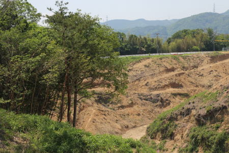 大阪モノレール山手台車庫進入部上面には114号線が見える。