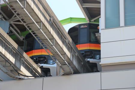 上北台駅に並ぶ多摩モノレール1000形車両