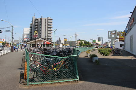 新青梅街道側より見た上北台駅