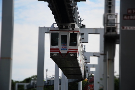 湘南モノレール500形湘南深沢駅付近