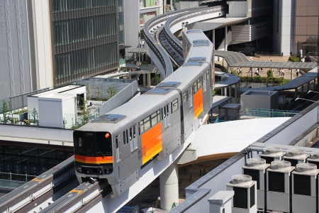 立川北駅を発車する多摩モノレール1000形