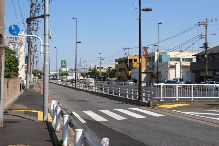 新青梅街道箱根ヶ崎駅前入り口