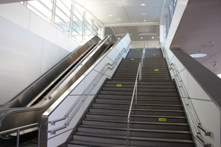 箱根ヶ崎駅内の様子