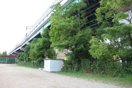 モノレール鴻池新田駅位置より近畿自動車道側を見る