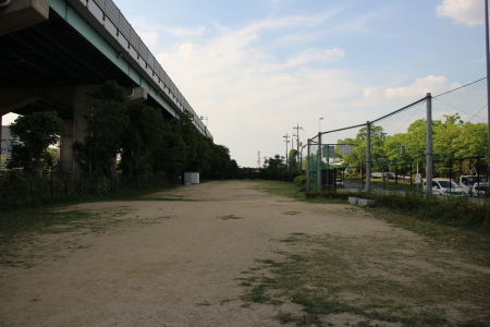 モノレール鴻池新田駅舎下と予想される区画