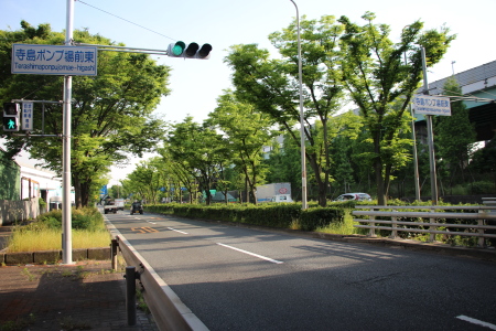 寺島ポンプ場東交差点より大阪モノレール瓜生堂駅方向を見る