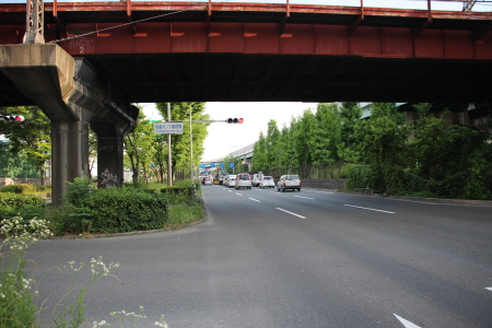 片町線高架下より大阪モノレール瓜生堂駅方向を見る