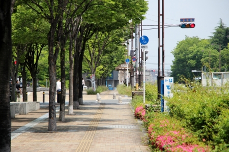 大阪モノレール荒本駅の入り口想定位置付近の歩道