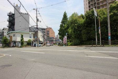 東大阪市道路側より市役所方向を振り返る