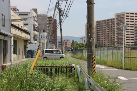 東大阪市道路より大阪モノレール荒本駅側全体を見る