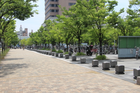 荒本駅前の歩道