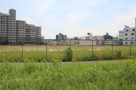 東大阪市道路脇にはゴルフ場が見える