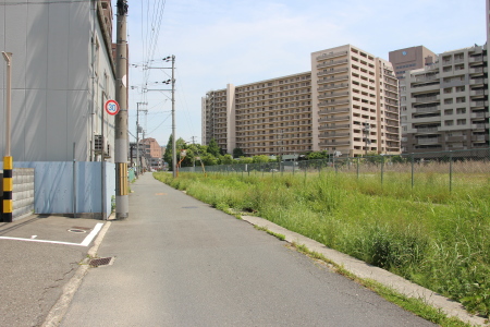 東大阪市道路より東大阪市役所側を見る