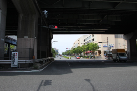 大阪モノレール荒本駅および東大阪市役所方向を見る