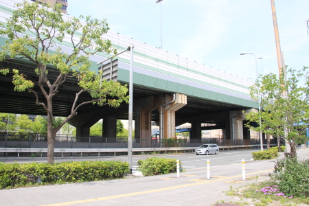 並行する高速道路を見上げる