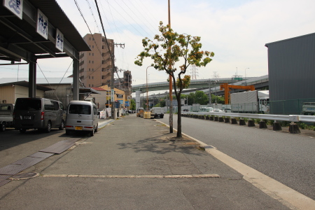 平行して連なる工場地帯