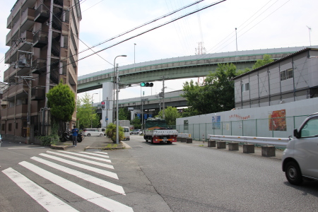 合流ルート先に東大阪ジャンクション降り口ランプが見える