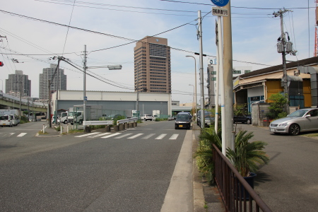 東大阪市役所方向を見る