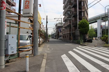 間の路地