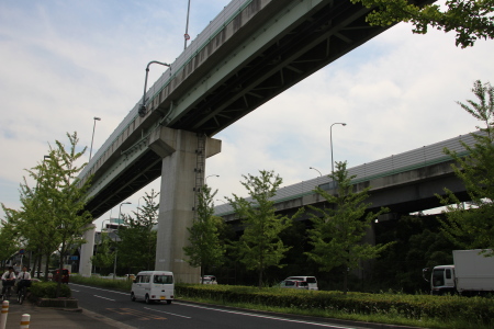 東大阪ジャンクションの降り口ランプを下部より撮影