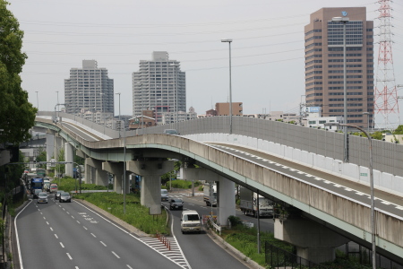 右手に東大阪市役所が見える