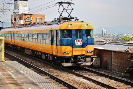 久宝寺口駅を通過するビスタカー