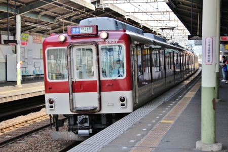 久宝寺口駅に到着する近鉄車両