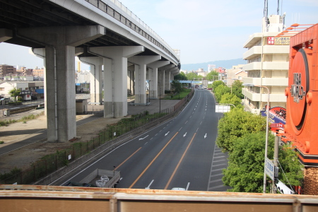 近鉄車両内より撮影した大阪モノレール久宝寺口駅