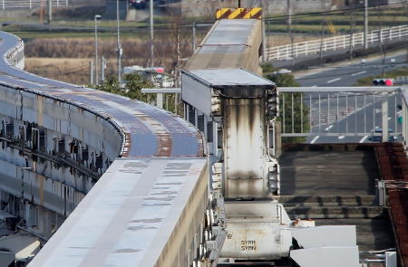 シリンダを抜かれた北九州モノレールの関節可とう式分岐器