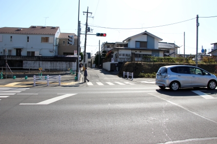 多摩モノレール体育館前駅前交差点