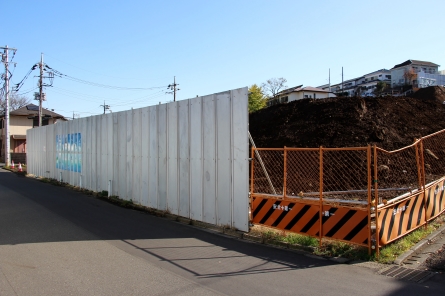 既存道路に設置されたフェンス